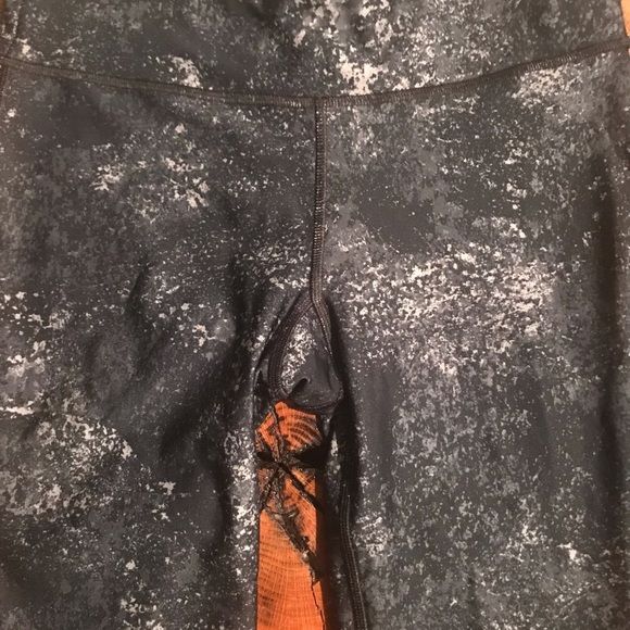 Under Armour Crop Leggings - Picture 9 of 9